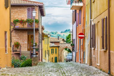 İtalya'da Romagna tepelerde bir ortaçağ köyüarnavut kaldırımlı sokak