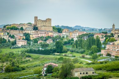 İtalya'da Romagna tepelerde bir ortaçağ kale sihirli