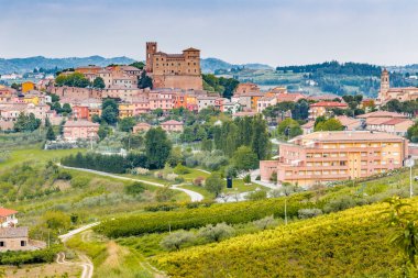 İtalya'da Romagna tepelerde bir ortaçağ kale sihirli