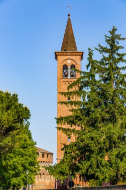 bir İtalyan köyünün ortaçağ kalesi ve kilise kulesi