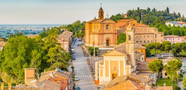 İtalya'da Cesena yakınlarındaki Romagna tepelerinde ortaçağ köyü Longiano geniş dikişli panorama, antik binalar ve kiliseler ve ufukta mesafede deniz ile