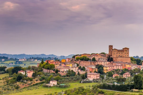 이탈리아 로마냐 언덕에 마을의 평온함을 해주며 주택의 인상적인 — 스톡 사진