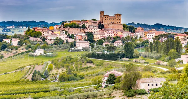 heybetli kale ve renkli evlerin çatıları İtalya'da Romagna tepelerinde bir ortaçağ köyünün huzur aydınlatmak