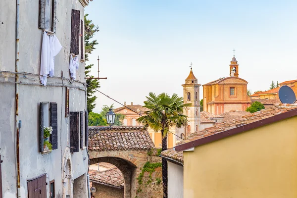 Одяг Висить Щоб Висушити Вікон Будинку Середньовічному Селі Італії — стокове фото