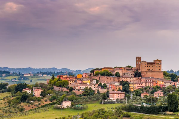 Imposant Château Toits Maisons Colorées Illuminent Tranquillité Village Médiéval Dans Image En Vente