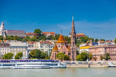Budapeşte binalarının içinden geçen Danuber nehri