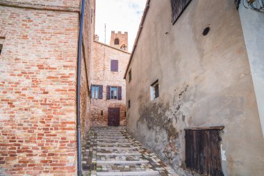 İtalya'da Emilia Romagna küçük bir tepeköy Arnavut kaldırımlı sokakları