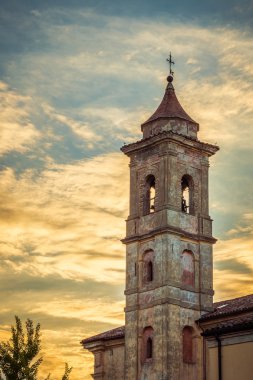 İtalya'da ortaçağ köyünde antik kilise kulesi