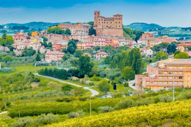 vadiye bakan bir tepeüzerinde güzel ortaçağ köyü