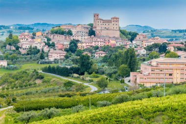 vadiye bakan bir tepeüzerinde güzel ortaçağ köyü