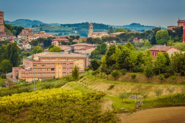 vadiye bakan bir tepeüzerinde güzel ortaçağ köyü
