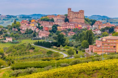 vadiye bakan bir tepeüzerinde güzel ortaçağ köyü