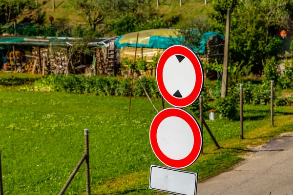 田舎道に書き込みをしない道路標識 — ストック写真
