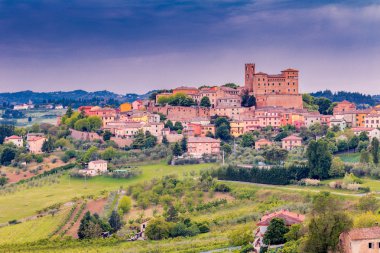 heybetli kale ve renkli evlerin çatıları İtalya'da Romagna tepelerinde bir ortaçağ köyünün huzur aydınlatmak