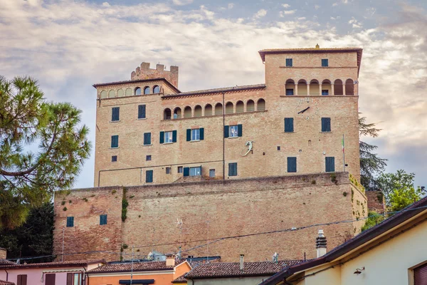 Castelo Medieval Com Vista Para Casas Coloridas Encantadora Cidade Montanhosa — Fotografia de Stock