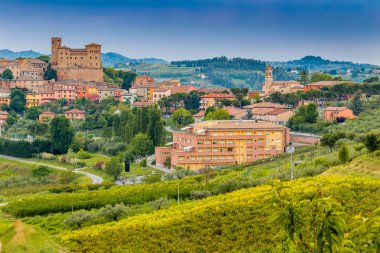 İtalya'da Romagna tepelerde bir ortaçağ kale sihirli