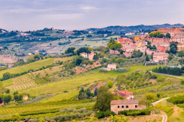 ortaçağ köyü ve emilia Romagna kırsal tepelerde meyve ağaçlarının ekili alanlar ve satırlar