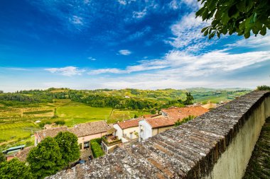 taş parapet sokaklar, evler ve tarım arazileri ile Romagna tepelerin panorama