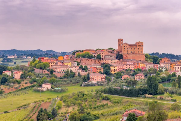 İtalya'da Romagna tepelerde bir ortaçağ kale sihirli