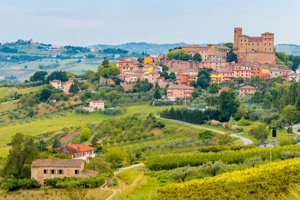İtalya'da Romagna tepelerde bir ortaçağ kale sihirli