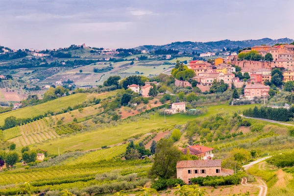 ortaçağ köyü ve emilia Romagna kırsal tepelerde meyve ağaçlarının ekili alanlar ve satırlar
