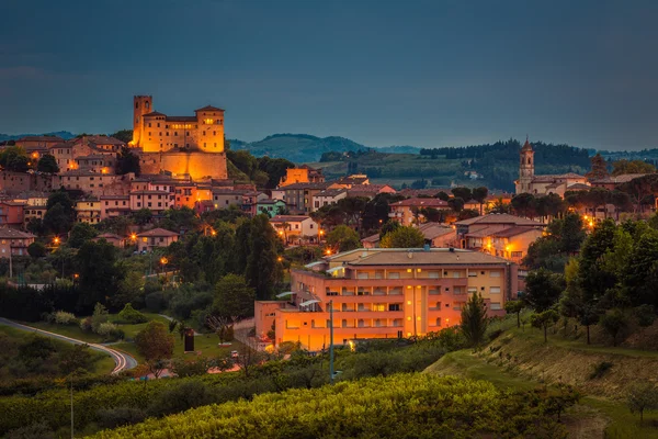 이탈리아 로마냐 Romagna 언덕에 위치한 마을의 평온함에 야경과 — 스톡 사진