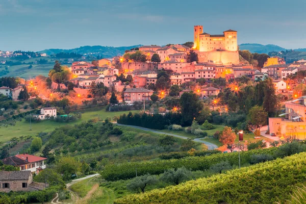 이탈리아 로마냐 Romagna 언덕에 위치한 마을의 평온함에 야경과 — 스톡 사진