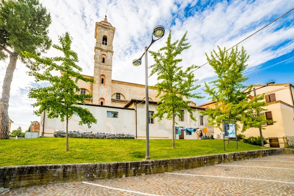 Parkeerplaats Geplaveid Met Kasseien Achter Kerk Een Middeleeuws Dorp — Stockfoto