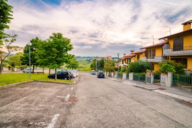İtalya'da Emilia Romagna küçük bir tepeköy modern sokakları