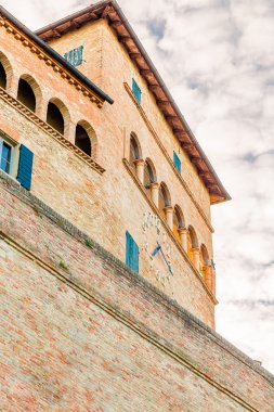 saat kemerleri ile ortaçağ kale kulesi