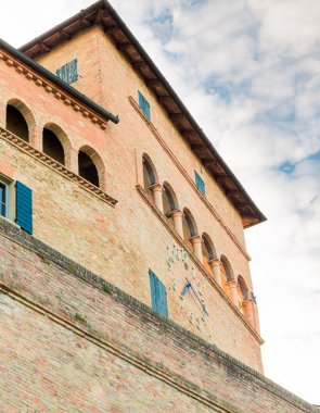 saat kemerleri ile ortaçağ kale kulesi