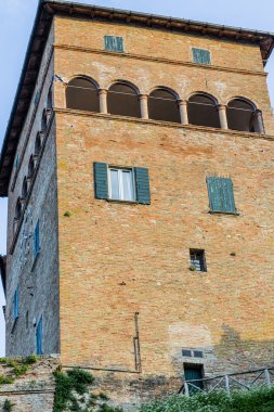 saat kemerleri ile ortaçağ kale kulesi