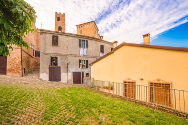 İtalya'da Emilia Romagna küçük bir tepeköy sokakları