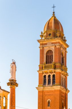 Katolik kilisesinin çan kulesi ve Meryem Ana heykeli