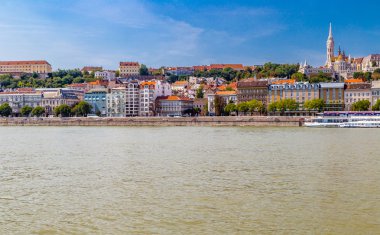 Matthias Kilisesi, Balıkçı Kalesi, kiliseler ve diğer anıtlar ve Tuna Nehri kıyısında Budapeşte tarihi binalar,