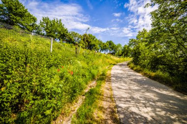 Toskana ve Romagna Apennines tepelerde toprak yol