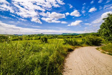 Toskana ve Romagna Apennines tepelerde toprak yol