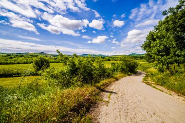 Toskana ve Romagna Apennines tepelerde toprak yol