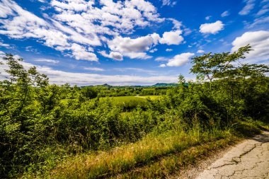 Toskana ve Romagna Apennines tepelerde toprak yol