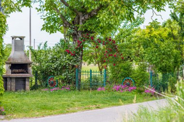 beton fırın, kemerli kapı ve çiçekler ile bahçe