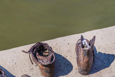Tuna gezinti yolunda metal ayakkabı üzerine kağıt üzerine el yazısı mesaj, Holokost kurbanları için Budapeşte'de anıt