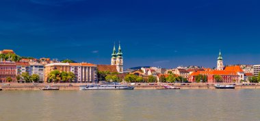 Budapeşte'de Tuna Nehri üzerinde modern ve antik binalar