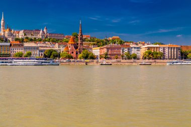 Budapeşte'de Tuna Nehri üzerinde modern ve antik binalar