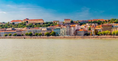 Budapeşte'de Tuna Nehri üzerinde modern ve antik binalar