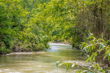 Toskana ve Romagna Apennines tepelerde Senio nehri