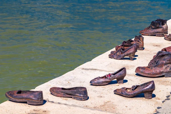 Cordones Rojos Zapatos Metal Paseo Del Danubio Memorial Budapest Las —  Fotos de Stock