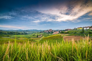 İtalya'da 1200 Ad kadar uzanan bir ortaçağ kalesi etrafında kırsal