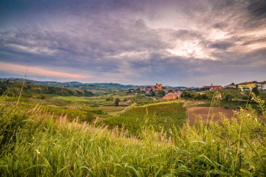 İtalya'da 1200 Ad kadar uzanan bir ortaçağ kalesi etrafında kırsal gün batımı