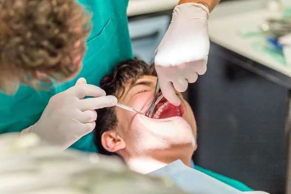 Cara Cadeira Dentista Enquanto Ortodontista Está Verificando Suportes Aparelho Dentário — Fotografia de Stock