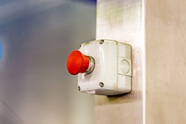 bir makinenin hemen durdurmak için acil kırmızı düğme